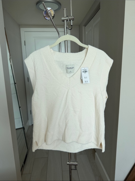 Alexandre Birman Tops - Abercrombie & Fitch Cream V-Neck Sleeveless Knit Top NWT